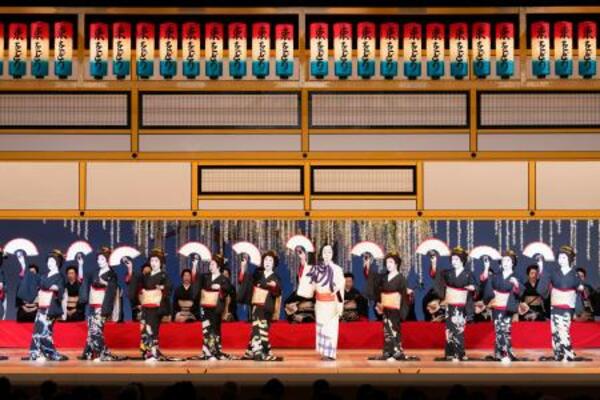 　２０２４年５月に開かれた「第９９回東をどり」でフィナーレの踊りを披露する新橋芸者。小いくさん（左から６人目）が男役を務める＝東京都中央区の新橋演舞場