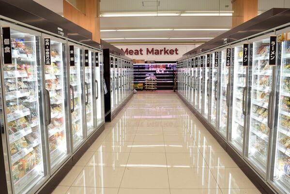 拡充され、エコ冷媒を使った冷凍食品コーナー＝27日午前、壬生町