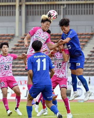 後半16分、相手と競り合う栃木シティのＦＷ鈴木国（中央奥）＝千葉県柏市の柏の葉公園総合競技場