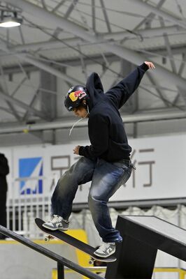 アークタウン宇都宮で初開催されたスケートボード日本オープンでトリックを決める堀米雄斗＝３日午後８時20分、宇都宮市下平出町、広瀬華撮影