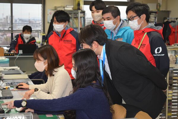 家計調査の結果を確認する観光交流課の職員ら＝午前８時５２分、宇都宮市役所