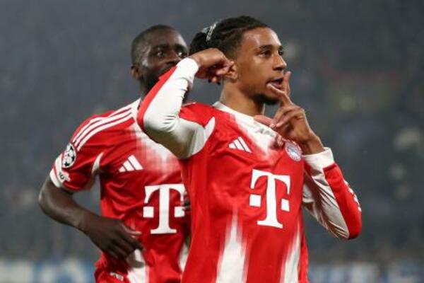 　アタランタ戦でゴールを決めて喜ぶバイエルン・ミュンヘンのオリセ（右）＝ベルガモ（ゲッティ＝共同）