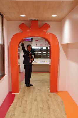 ニンジンがデザインされた工場内の見学者用通路＝21日午前、那須塩原市