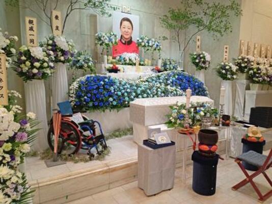 　成田真由美さんの葬儀・告別式の祭壇＝１４日、川崎市