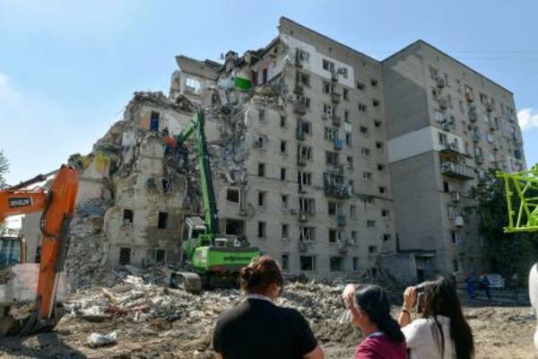 ロシア軍のミサイルで破壊された住宅=2日、ウクライナ・キーウ(共同)