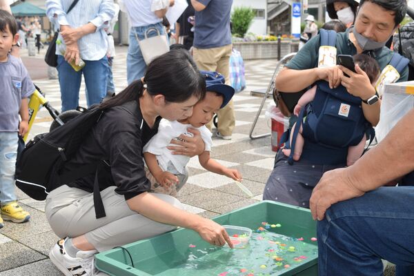 安塚駅付近の会場で縁日を楽しむ家族