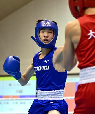 ボクシング少年男子ピン級決勝　準優勝した小林（左、白鴎足利高）＝鹿児島県阿久根市の阿久根総合運動公園総合体育館