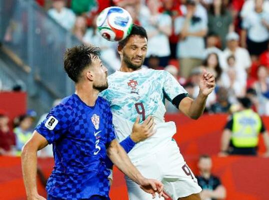 　ポルトガル―クロアチア　試合終了間際、ヘディングで決勝ゴールを決めるポルトガルのラモス（右）＝トロント（共同）