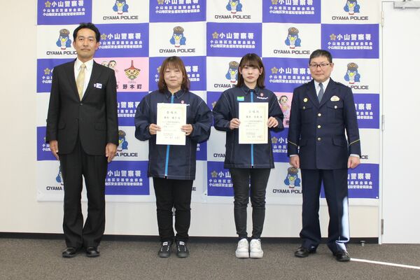 「声掛けマイスター」の委嘱を受けた篠原儀子さん（左から２人目）と未来さん（同３人目）