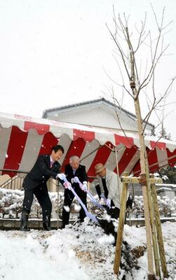 ２０１２年３月に“熱海の桜”を記念植樹する大塚商会の大塚実さん（中央）ら関係者