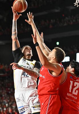 第１クオーター２分、ブレックスのフォトゥがシュートを決める＝ららアリーナ東京ベイ、湯田大士撮影