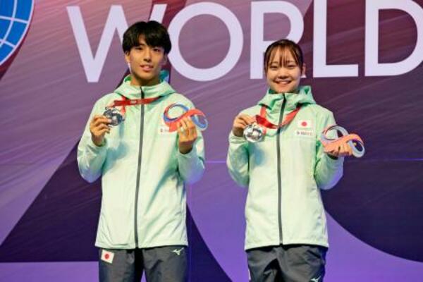 　シンクロナイズド混合で銀メダルを獲得した宮野隼人（左）、桜井愛菜組＝パンプロナ（共同）