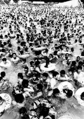 １万６千人が訪れた１９９０年７月22日の一万人プール。開業から半世紀。最盛期には１日２万人を超える日もあった。