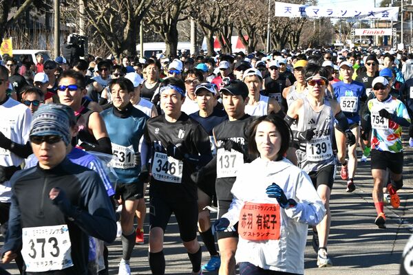 赤羽さんとコースに走り出す参加者