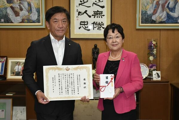 大川市長（右）に目録を手渡した江部執行役員