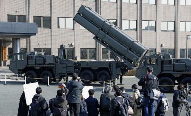 　陸自健軍駐屯地に展示された長射程ミサイルの発射機などの装備品＝３月、熊本市