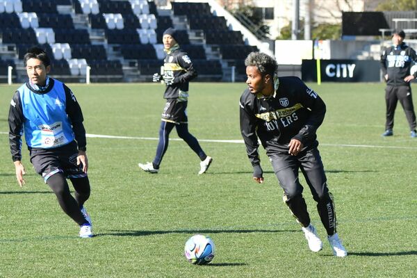 新加入の元日本代表ＦＷ鈴木武（右）も参加した栃木シティの今季初の全体練習＝５日午前、シティフットボールステーション