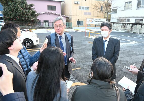 無罪判決を受け、取材に応じる近藤弁護士（右）と深見弁護士＝10日午後4時10分、宇都宮市材木町