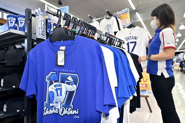 「50本塁打、50盗塁」達成を受け、スポーツ用品店に設けられた大谷選手のグッズコーナー＝20日午後、宇都宮市細谷町