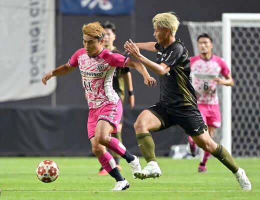 前半17分、栃木シティのＭＦ表原（左）が攻め込む＝札幌ドーム