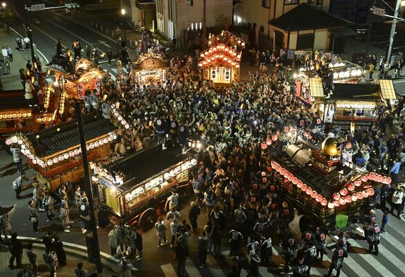 宵祭りで披露された９町による「ぶっつけ」＝18日午後８時、大田原市山の手１丁目、森田大地撮影
