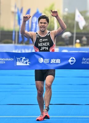 ランで２位以下を引き離し、笑顔でフィニッシュするニナー＝廿日市市役所周辺特設会場