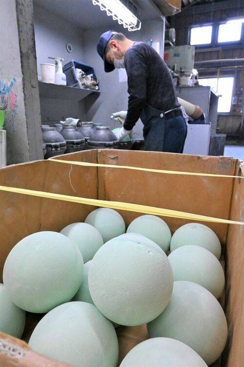 気泡などを削り、表面に粗く傷をつけたボール