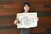 賞状とトロフィーを手にする伊藤さん