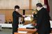 卒業証書を受け取るいちご学科の代表者＝10日午前、宇都宮市