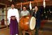焼き印が押された長胴太鼓と（左から）野澤さん、大森さん、小野崎さん
