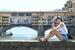 イタリア中部フィレンツェの観光名所、ベッキオ橋付近で涼を取る観光客=14日(ゲッティ=共同)