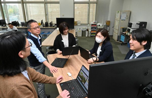 県庁内の打ち合わせスペースで話し合う職員たち。役職を問わず「さん付け」が推奨されている＝宇都宮市塙田１丁目