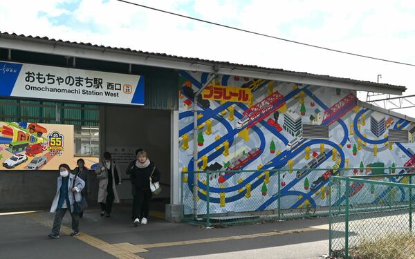 ラッピングが施されたおもちゃのまち駅西口