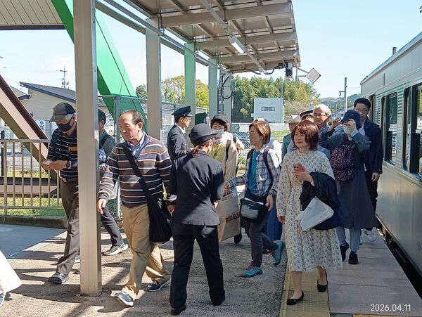 大勢の日本酒ファンが下りてきたＪＲ烏山線の烏山駅＝４月１１日、那須烏山市