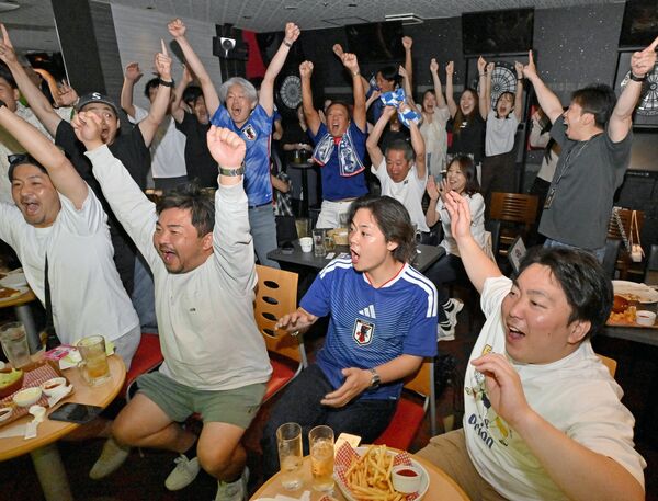日本代表が先制し、歓喜に沸くサポーターたち＝30日午前２時30分、宇都宮市池上町