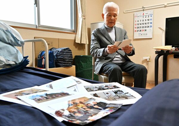 サービス付き高齢者向け住宅の自室で、栃木県での日々を振り返る谷さん＝10日午後、大田原市