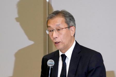 　記者会見する東大の藤井輝夫学長＝２８日午後、東京都文京区