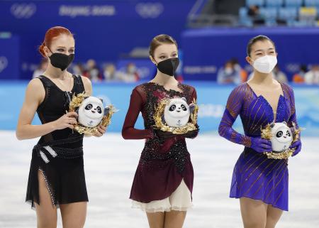 2022年2月、北京冬季五輪フィギュアスケート女子でROCとして参加した金メダルのアンナ・シェルバコワ(中央)と銀メダルのアレクサンドラ・トルソワ(左)。右は銅メダルの坂本花織(共同)