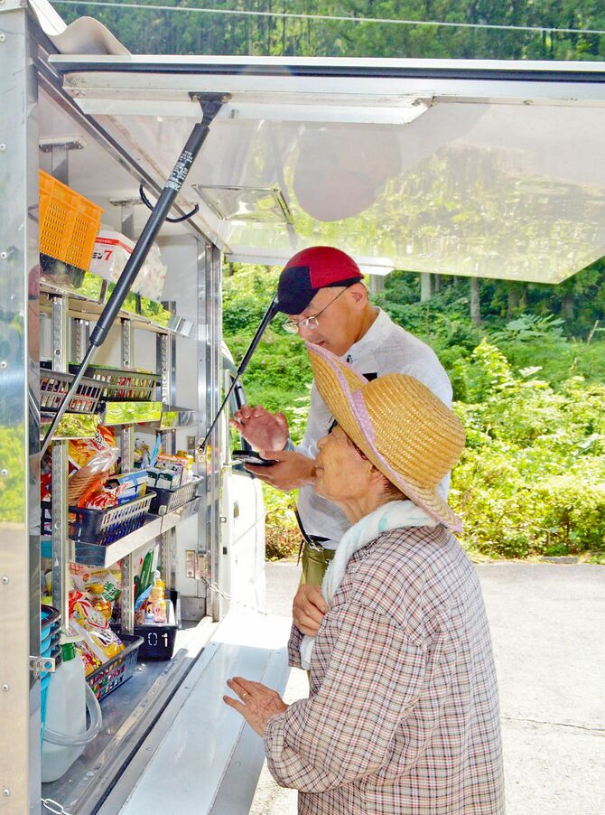 この日の商品は少なめの329種類。それでも、目の前まで来てくれる「ツナゴー」は便利