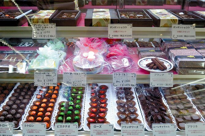 ショーケースにはチョコレートがずらりと並びます