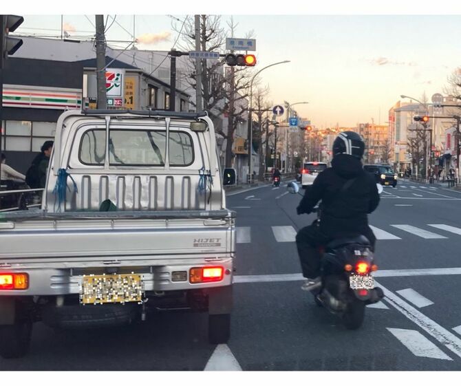 軽トラックの後方から追いつき、すぐ横で停車するバイク=1月30日、横浜市港南区内(画像の一部を加工しています)