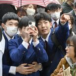 栃木県立高合格発表、１万399人喜びの春　抱き合い、記念撮影も