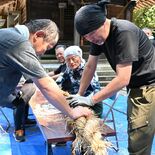 泣き相撲向けしめ縄作り　鹿沼・生子神社　稲わら使い、氏子ら４時間作業に汗