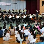 東京フィル、雀宮中央小で演奏会　児童も指揮に挑戦　音色の魅力、間近に体験