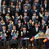 「ゆず染め」のポケットチーフを胸に卒業　「古里忘れないで」上河内地区まちづくり協議会が３校に贈呈