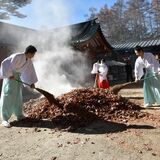 奥日光、秋の終わり告げる落ち葉たき　日光山二荒山神社中宮祠　立冬にたなびく白煙