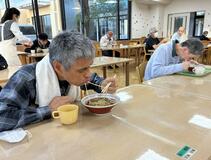 障害者支援施設でラーメン振る舞う 