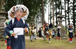 ３年ぶり「城鍬舞」軽快に　大田原・上石上温泉神社で奉納