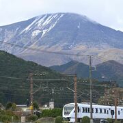 男体山が初冠雪、ほぼ平年並み　紅葉目当ての観光客も足を止め