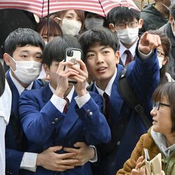 栃木県立高合格発表、１万399人喜びの春　抱き合い、記念撮影も